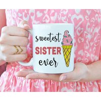 Süße Schwester Je Becher, Niedliches Geschenk Für Schwester, 11Oz Keramikbecher Mit Eis-Design von QuiteFuzzy