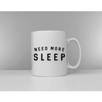 Brauche Mehr Schlaf - Lustiger Spruch Tasse Müde Morgen Tee Kaffee von QuriousShop