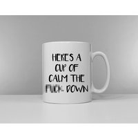 Hier Ist Eine Tasse Ruhe Die F K Down Lustige Slogan-Kaffeetasse von QuriousShop