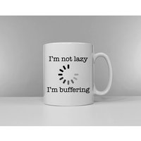 Ich Bin Nicht Faul, Ich Puffere Becher - Brauchen Sie Mehr Schlaf Lustiger Spruch Müder Morgen Tee Kaffeepause Teepause Ich Bin Nicht Faul, Ich Puffere Becher - Brauchen Sie Mehr Schlaf Lustiger Spruch Müder Morgen Tee Kaffeepause Teepause von QuriousShop