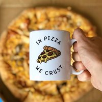 Pizza Liebhaber Kaffeetasse - "In We Crust" Lustiges Geschenk von QuriousShop