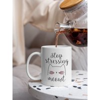 Stop Stressing Meowt Katzenkaffeetasse - Lustige Keramiktasse Stop Stressing Meowt Katzenkaffeetasse - Lustige Keramiktasse von QuriousShop