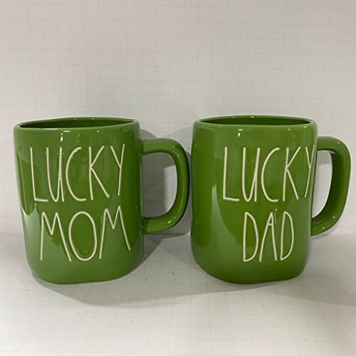 Rae Dunn Lucky Mom + Lucky Dad Tasse Set von 2 – Eltern Tasse Kaffeetasse – Grün – St. Patrick's Day – Keramik – 8,9 cm D x 11,4 cm H von RAE DUNN BY MAGENTA