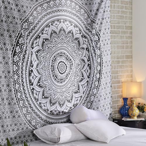 RAJRANG BRINGING RAJASTHAN TO YOU Grauer Ombre-Wandteppich – 213 x 137 cm Hippie-Mandala, Boho, böhmische, trippige indische Wandteppiche von RAJRANG BRINGING RAJASTHAN TO YOU
