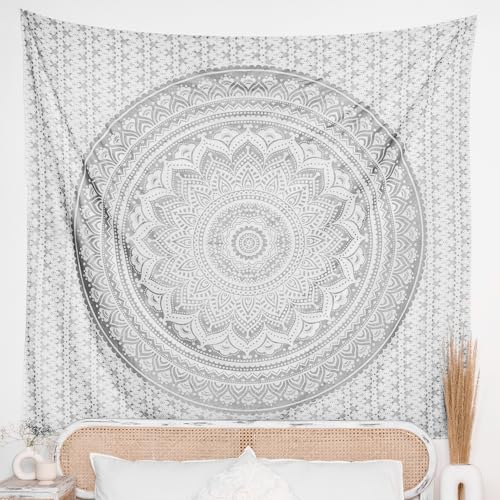 RAJRANG BRINGING RAJASTHAN TO YOU Poster silberfarbener Mandala Wandteppich 76 x 102 cm Schlafzimmer und Wohnzimmer Dekoration Boho-Stil Wandbehang Baumwoll Wandteppiche von RAJRANG BRINGING RAJASTHAN TO YOU