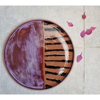 Keramikplatte, Schwarz Und Lila Auf Terracotta-Ton, Antipasti-Servierplatte, Keramik Handgemacht, Rad Geworfen Keramik, Gastgeschenk, Kuchenplatte Keramikplatte, Schwarz Und Lila Auf Terracotta-Ton, Antipasti-Servierplatte, Keramik Handgemacht, Rad Geworfen Keramik, Gastgeschenk, Kuchenplatte von RAQUELpottery