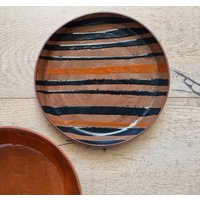 Keramikteller, Schwarze Streifen, Antipasti-Servierplatte, Keramik Handgemacht, Rad Geworfen Keramik, Gastgeschenk, Kuchenplatte, Salatschüssel von RAQUELpottery