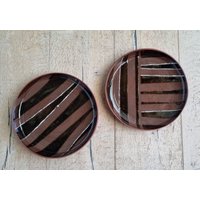 Set Mit 2 Keramiktellern, Dunkelbraune Linien Auf Terracotta-Ton, Antipasti-Servierteller, Keramik Handgefertigt, Rad Geworfene Keramik Set Mit 2 Keramiktellern, Dunkelbraune Linien Auf Terracotta-Ton, Antipasti-Servierteller, Keramik Handgefertigt, Rad Geworfene Keramik von RAQUELpottery