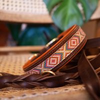 Das Halsband "Gwennie" - Bunt Gemustertes Textilband, Ein Schokobraunes, Natürlich Gegerbtes Leder Und Farblich Passendes Nappaleder Das Halsband "Gwennie" - Bunt Gemustertes Textilband, Ein Schokobraunes, Natürlich Gegerbtes Leder Und Farblich Passendes Nappaleder von RBRGNDRM