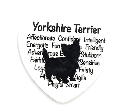 Kühlschrankmagnet mit Yorkshire Terrier – Hunde-Silhouette in Schwarz auf Weiß Keramik-Kühlschrankmagnet in Herzform mit Hundeeigenschaften im Hintergrund Tolle Geschenkidee für Hundeliebhaber von RCC