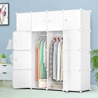WeiĂźe modulare Garderobe von REBIKO