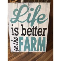 Life Is Better On The Farm Handgemaltes Palettenschild Aus Scheunenholz von REFINDdesigngals