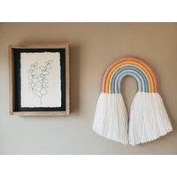 Große Pastell-Regenbogen-Faser-Makramee-Wandbehang/Regenbogen-Garn-Skulptur Perfekt Für Kinderzimmer von REVLStudio