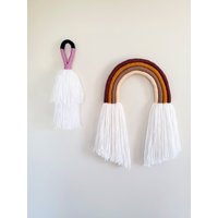 Medium Fall & Warme Farben Regenbogenwall Hängen/Schöne Regenbogen-Yarn-Skulptur/Perfekt Für Die Kindertagesstätte von REVLStudio