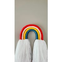 Mittlere Helle Farbige Regenbogen Faser Makramee Wandbehang/Garn Skulptur Perfekt Für Kindergarten von REVLStudio