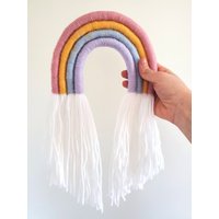 Rainbow Fiber Wall Hanging/Handmade Macrame von REVLStudio