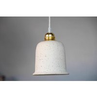 Hängelampe Mit Handgemachtem Keramik-Lampenschirm | Ø 13, 5 cm in Beige Und Weiß von RFeldmannEntwurf