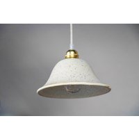 Hängelampe Mit Handgemachtem Keramik-Lampenschirm | Ø 21, 5 cm in Beige Und Weiß von RFeldmannEntwurf