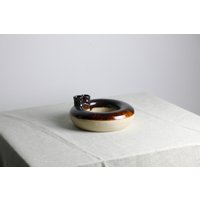 Handgefertigte Donut-Vase | Ø 16 cm Oder Kerzenständer Aus Keramik in Braun Und Beige von RFeldmannEntwurf