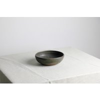 Handgefertigte Schale | Ø 14 cm Aus Keramik in Grün Und Braun Handgefertigte Schale | Ø 14 cm Aus Keramik in Grün Und Braun von RFeldmannEntwurf