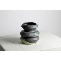 Handgefertigte Vase | 14, 5 cm Aus Keramik in Grün Und Schwarz von RFeldmannEntwurf