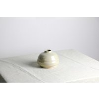 Handgefertigte Vase | 7, 5 cm Aus Keramik in Weiß-Beige von RFeldmannEntwurf