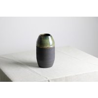 Handgefertigte Vase Aus Keramik | 15 cm in Grün Und Schwarz von RFeldmannEntwurf