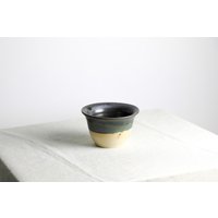 Handgefertigter Blumentopf Aus Keramik | Ø 12, 5 cm in Grün Und Beige Handgefertigter Blumentopf Aus Keramik | Ø 12, 5 cm in Grün Und Beige von RFeldmannEntwurf
