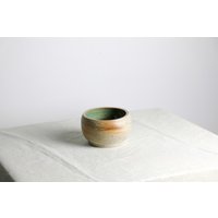Handgefertigter Blumentopf | Ø 11, 5 cm Aus Keramik in Beige Und Grün Handgefertigter Blumentopf | Ø 11, 5 cm Aus Keramik in Beige Und Grün von RFeldmannEntwurf