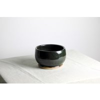 Handgefertigter Blumentopf | Ø 14, 5 cm Aus Keramik in Dunkelgrün Handgefertigter Blumentopf | Ø 14, 5 cm Aus Keramik in Dunkelgrün von RFeldmannEntwurf