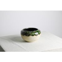 Handgefertigter Blumentopf | Ø 15, 5 cm Aus Keramik in Grün Und Beige Handgefertigter Blumentopf | Ø 15, 5 cm Aus Keramik in Grün Und Beige von RFeldmannEntwurf