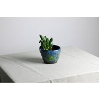 Handgefertigter Pflanztopf | Ø 10 cm Aus Keramik in Blau Und Gelb Handgefertigter Pflanztopf | Ø 10 cm Aus Keramik in Blau Und Gelb von RFeldmannEntwurf