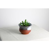 Handgefertigter Pflanztopf | Ø 13, 5 cm Aus Keramik in Weiß Und Rot von RFeldmannEntwurf