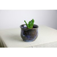 Handgefertigter Pflanztopf | Ø 13 cm Aus Keramik in Weiß-Blau Und Grau Handgefertigter Pflanztopf | Ø 13 cm Aus Keramik in Weiß-Blau Und Grau von RFeldmannEntwurf