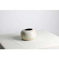 Handgefertigter Pflanztopf | Ø 13 cm Aus Keramik in Weiß Und Beige von RFeldmannEntwurf