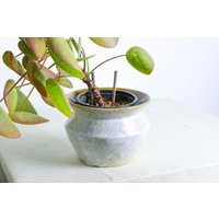 Handgefertigter Pflanztopf | Ø 14cm Aus Keramik in Weiß Und Beige Handgefertigter Pflanztopf | Ø 14cm Aus Keramik in Weiß Und Beige von RFeldmannEntwurf