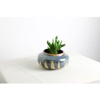 Handgefertigter Pflanztopf | Ø 15, 5 cm Aus Keramik in Blau-Braun Und Beige Handgefertigter Pflanztopf | Ø 15, 5 cm Aus Keramik in Blau-Braun Und Beige von RFeldmannEntwurf