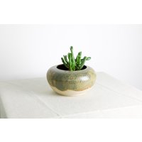 Handgefertigter Pflanztopf | Ø 17, 5 cm Aus Keramik in Grün Und Beige Handgefertigter Pflanztopf | Ø 17, 5 cm Aus Keramik in Grün Und Beige von RFeldmannEntwurf