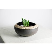Handgefertigter Pflanztopf | Ø 20, 5 cm Aus Keramik in Beige Und Schwarz von RFeldmannEntwurf