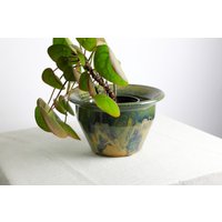 Handgefertigter Pflanztopf | Ø 20, 5 cm Aus Keramik in Grün Und Beige Handgefertigter Pflanztopf | Ø 20, 5 cm Aus Keramik in Grün Und Beige von RFeldmannEntwurf