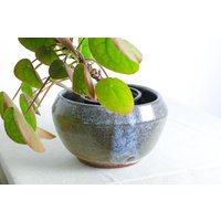 Handgefertigter Pflanztopf | Ø 20 cm Aus Keramik in Weiß-Blau Und Braun Handgefertigter Pflanztopf | Ø 20 cm Aus Keramik in Weiß-Blau Und Braun von RFeldmannEntwurf