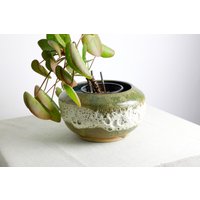 Handgefertigter Pflanztopf | Ø 21 cm Aus Keramik in Grün Und Weiß Handgefertigter Pflanztopf | Ø 21 cm Aus Keramik in Grün Und Weiß von RFeldmannEntwurf