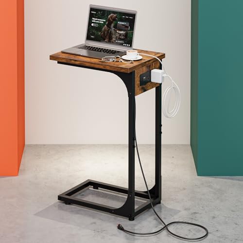 RISWER C-förmiger Beistelltisch für Couch – kleiner Kaffeeständer Sofatablett Schreibtisch mit Metallrahmen, wasserdicht, kratzfeste Holzplatte und integrierte Ladestation, rustikales Braun von RISWER