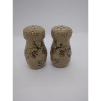 Pinecone Salz Und Pfeffer Set von RIchmanPottery