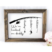 We're Hooked On Daddy Reverse Canvas Schild/Personalisiertes Vatertagsgeschenk von RJMCustoms