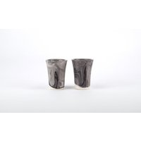 Marmorierte Schnapsgläser. Handgemachte Keramik in Schwarz Und Weiß. Moderne Barware von RKCeramics