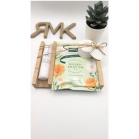 Geschenkset Wellnes I Stabkerzen Inkl. Kerzentattoo Und Badezusatz Geschenk Zum Geburtstag | Entspannung Podest Dekorative Verpackung von RMKDeco3DPrint