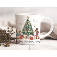 Personalisierte Weihnachtstasse - Benutzerdefiniertes Feiertagsbaum-Design Mit Nussknacker Und Geschenken Fügen Sie Ihren Namen Für Das Perfekte von RO2AM