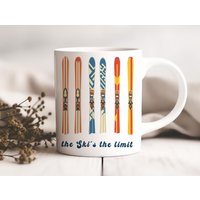 The Ski's The Limit Weihnachtstasse - Lustiges Geschenk Für Skifahrer, Weihnachtsgeschenk, Wichtelgeschenke, Christmas Vibes Tasse The Ski's The Limit Weihnachtstasse - Lustiges Geschenk Für Skifahrer, Weihnachtsgeschenk, Wichtelgeschenke, Christmas Vibes Tasse von RO2AM
