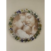Personalisierte Gravierte Hölzerne Fotouhr - 37cm Epoxidharz-Wandkunst Mit Getrockneten Blumen & Strandsand Einzigartiges Rustikales Personalisierte Gravierte Hölzerne Fotouhr - 37cm Epoxidharz-Wandkunst Mit Getrockneten Blumen & Strandsand Einzigartiges Rustikales von ROBINSPLINTER